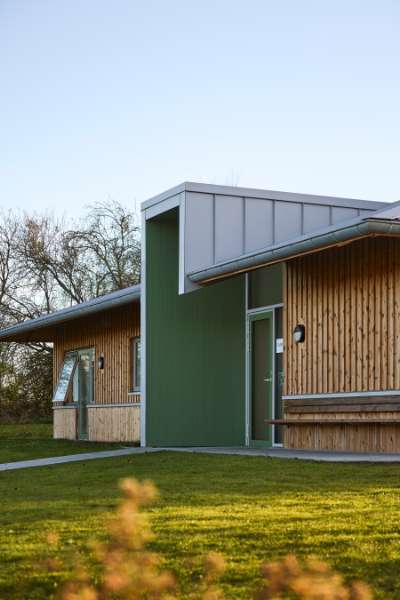 Moderne tagløsning fuldender efterskolebyggeri, Rågelund Efterskole, Rågelundvej 179, 5240 Odense NØ